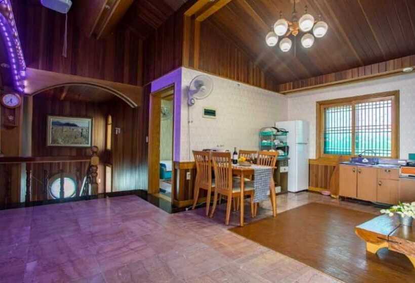 Namhae Badatga Byeoljang Pension