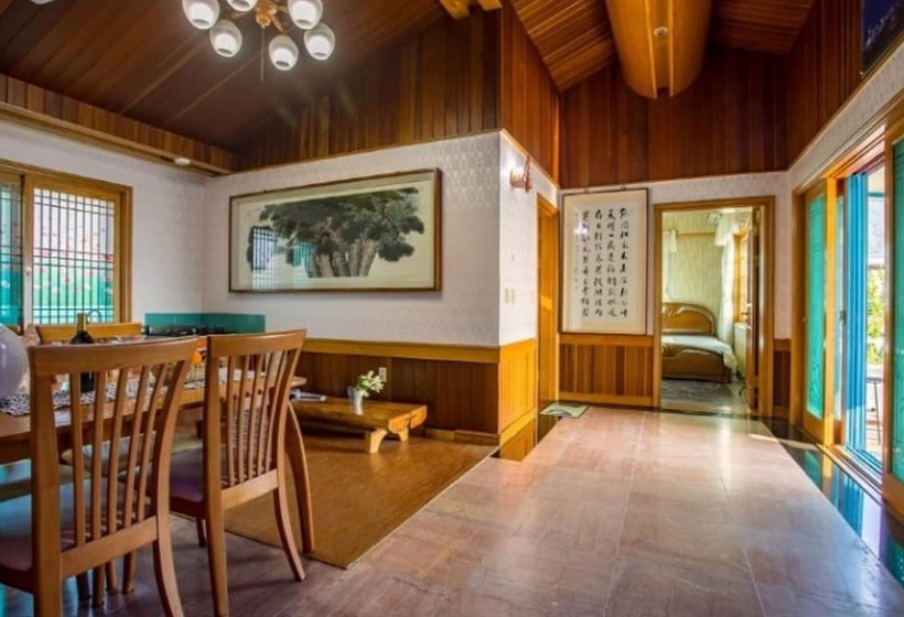 Namhae Badatga Byeoljang Pension