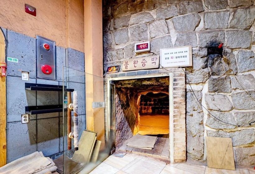 Namwon Hanjeungwonstay Pension