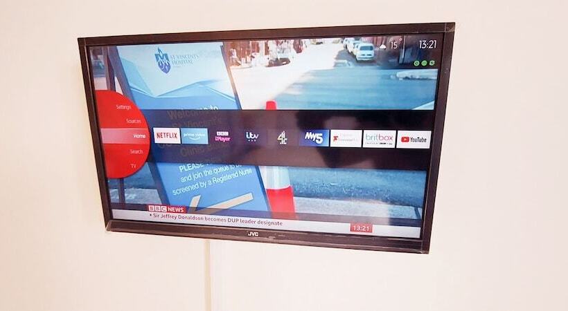 펜션 Room In Guest Room   Double Room, Full Kitchen, Smart Tv, Shared Bathroom In 3 Bed Home