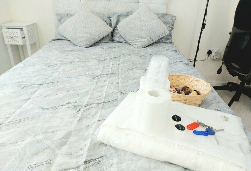 펜션 Room In Guest Room   Double Room, Full Kitchen, Smart Tv, Shared Bathroom In 3 Bed Home
