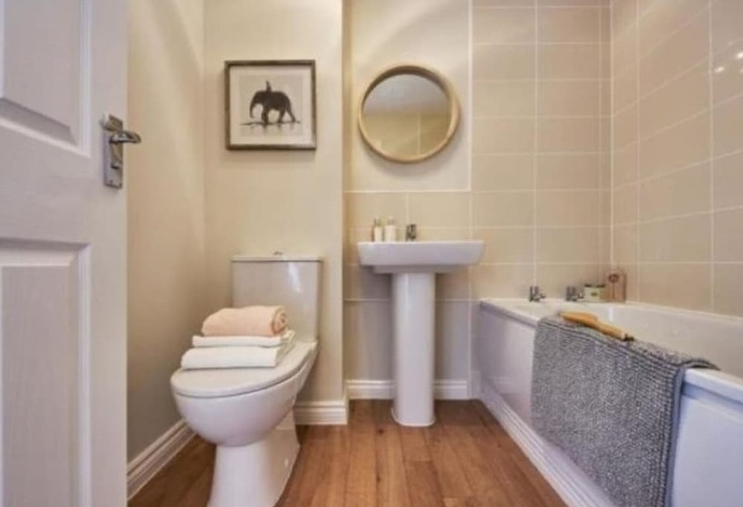 펜션 Room In Guest Room   Double Room, Full Kitchen, Smart Tv, Shared Bathroom In 3 Bed Home