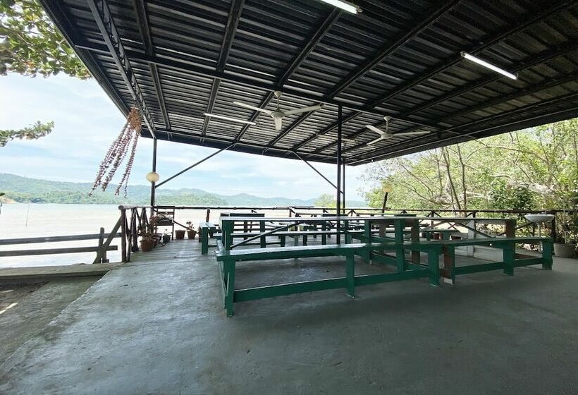 펜션 Oyo Home 90319 Ambong Bay Resthouse Homes
