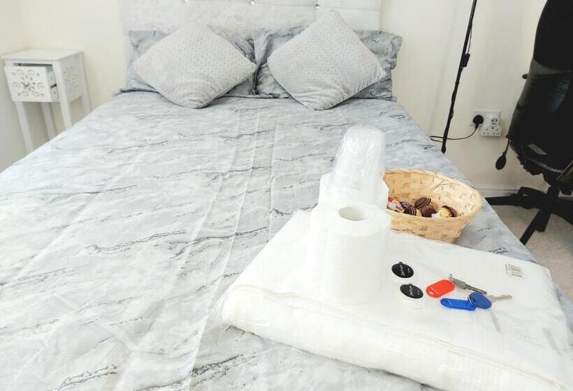 펜션 Room In Guest Room   Double Room, Full Kitchen, Smart Tv, Shared Bathroom In 3 Bed Home
