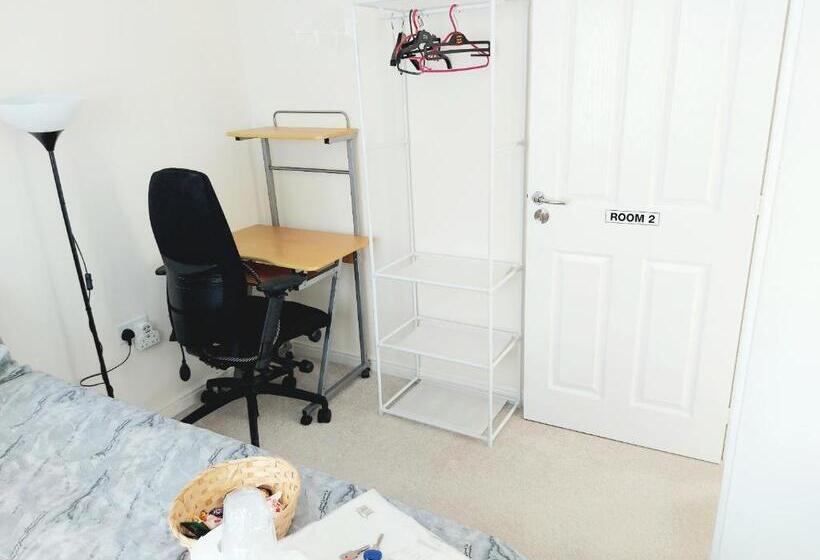 펜션 Room In Guest Room   Double Room, Full Kitchen, Smart Tv, Shared Bathroom In 3 Bed Home
