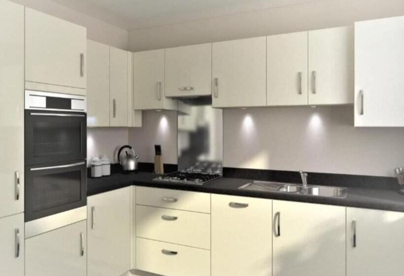 펜션 Room In Guest Room   Double Room, Full Kitchen, Smart Tv, Shared Bathroom In 3 Bed Home