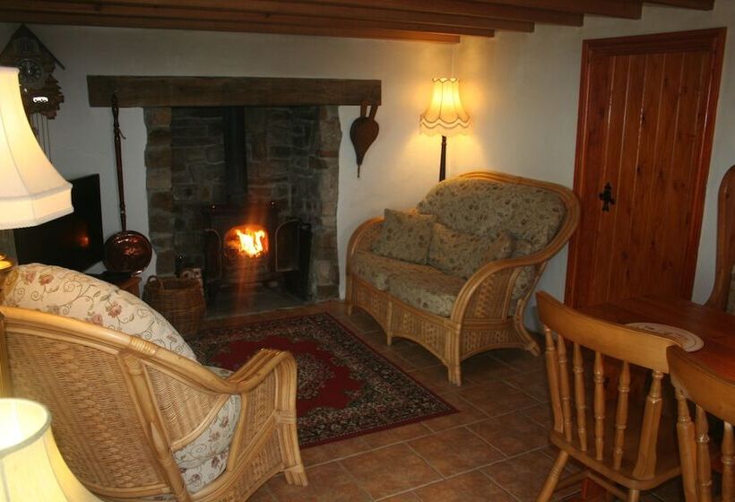 Snow White S House   Farm Park Stay With Hot Tub, Bbq & Fire Pit