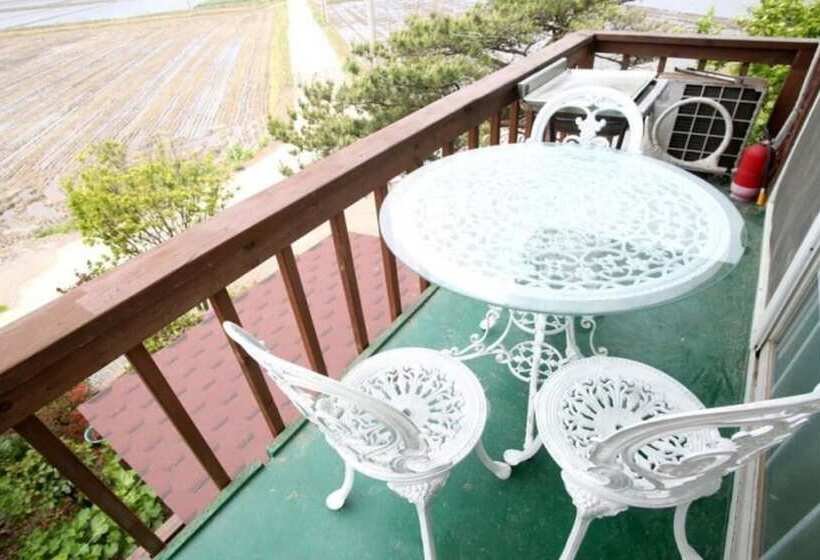 Taean Seogyanguichueok Pension