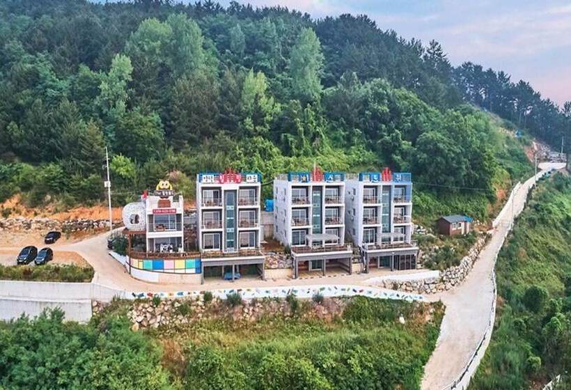 Yeongdeok Hyanguiteo Pension