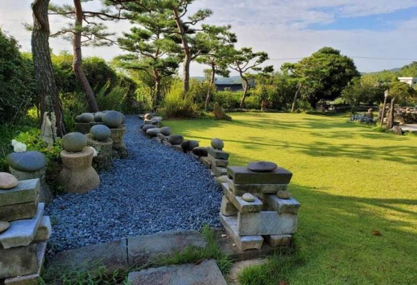 Gangjin Dahyang Sochuk Hanok Pension