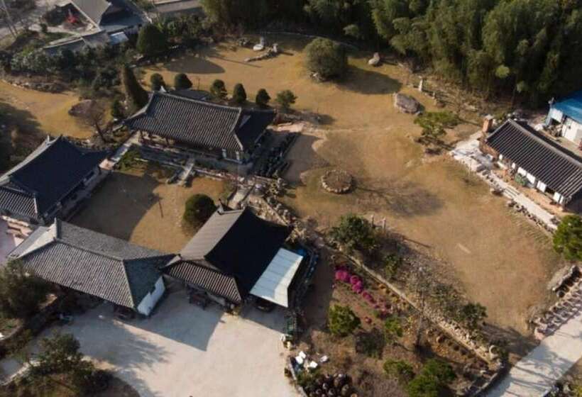 Gangjin Dahyang Sochuk Hanok Pension