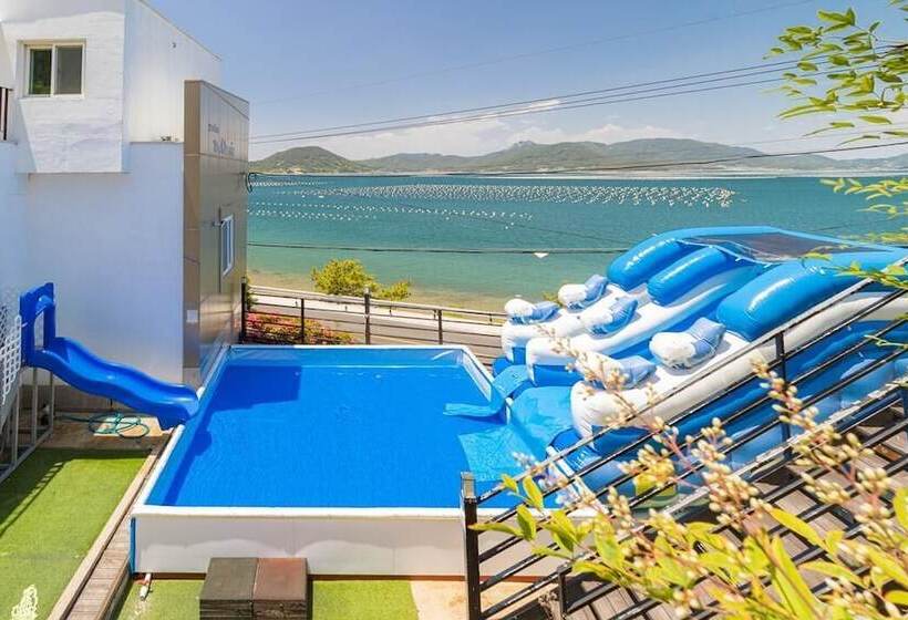 Geoje Rockspa Pension