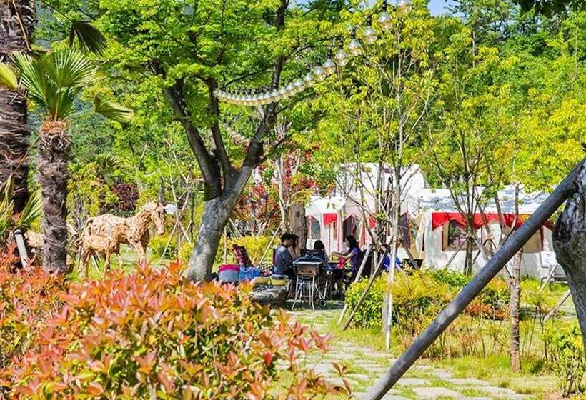 Geojedo Stone Hill Glamping Pension