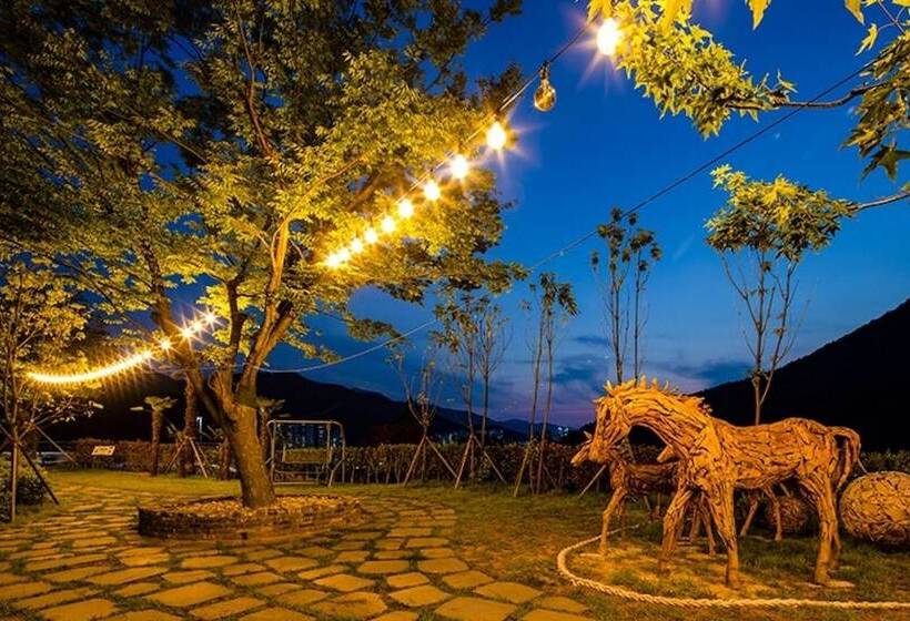 Geojedo Stone Hill Glamping Pension