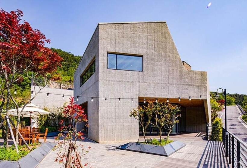 Geojedo Stone Hill Glamping Pension