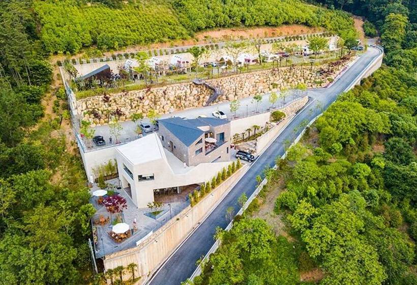 Geojedo Stone Hill Glamping Pension