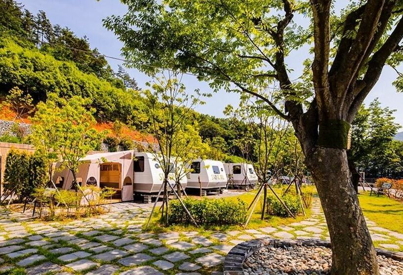 Geojedo Stone Hill Glamping Pension
