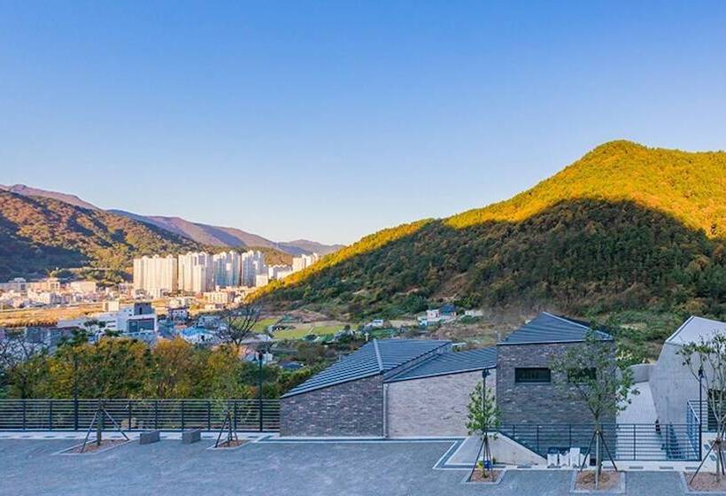 Geojedo Stone Hill Glamping Pension