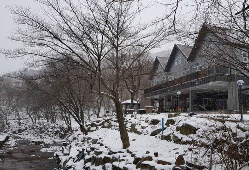 Gwangyang Banwolsanjang Pension