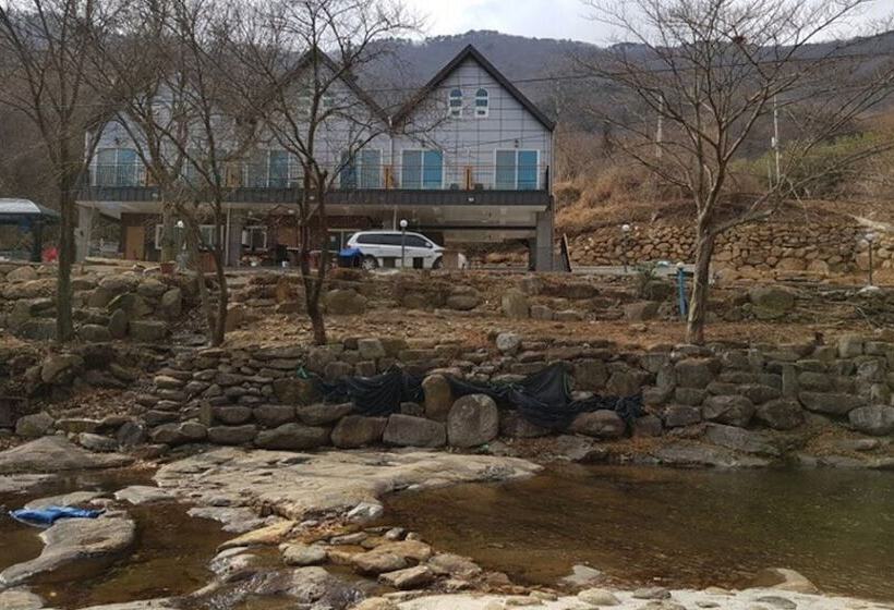 Gwangyang Banwolsanjang Pension