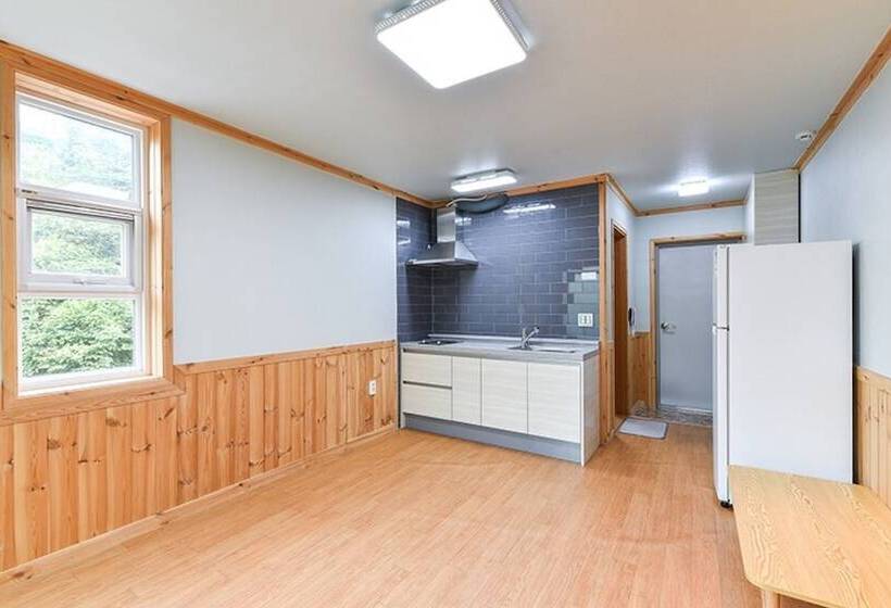 Gwangyang Banwolsanjang Pension