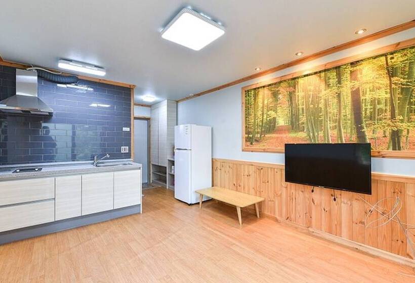 Gwangyang Banwolsanjang Pension