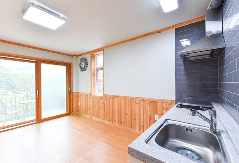 Gwangyang Banwolsanjang Pension