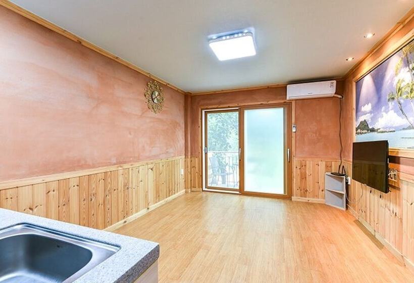 Gwangyang Banwolsanjang Pension