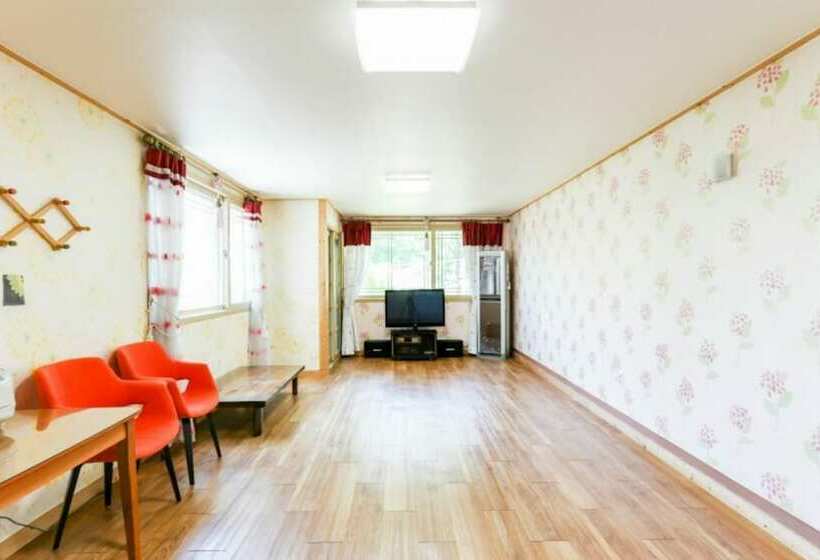 Jecheon Haereul Pumeun Dal Pension