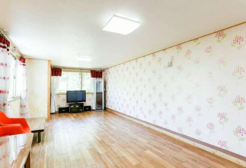 Jecheon Haereul Pumeun Dal Pension