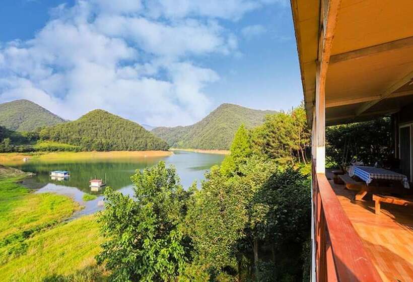 Jecheon Noksuwa Cheongsanuijip Pension