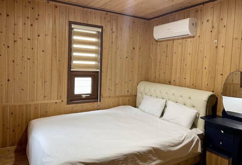 Jeju Seowoobong Pension