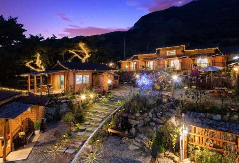 Muju Heukjip Jeongwon Pension