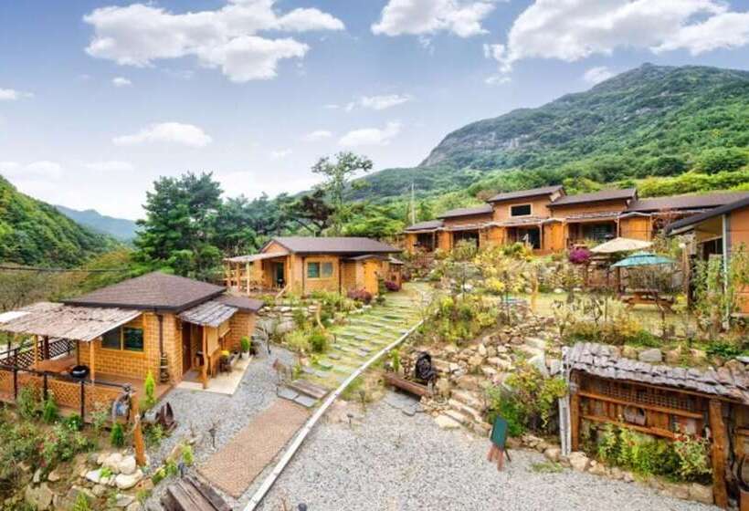 Muju Heukjip Jeongwon Pension