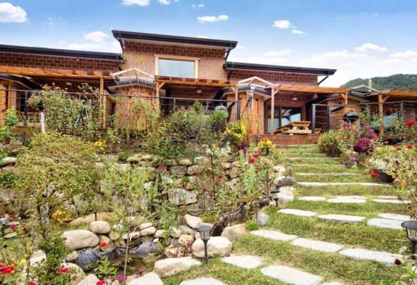 Muju Heukjip Jeongwon Pension