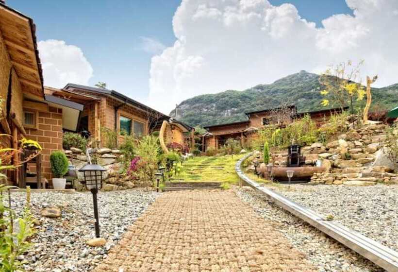 Muju Heukjip Jeongwon Pension