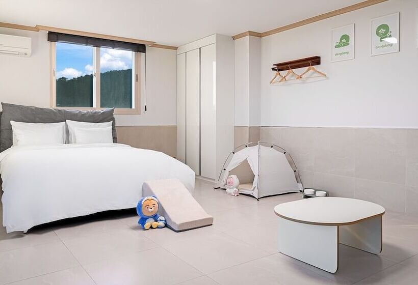 Namhae Dangdangi Dog Pension Blue