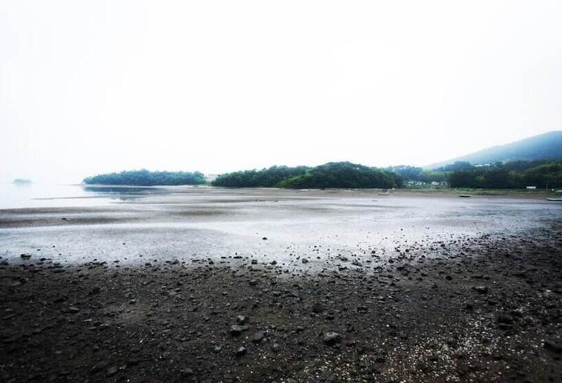 Namhae Seomnara Hayanjip Pension