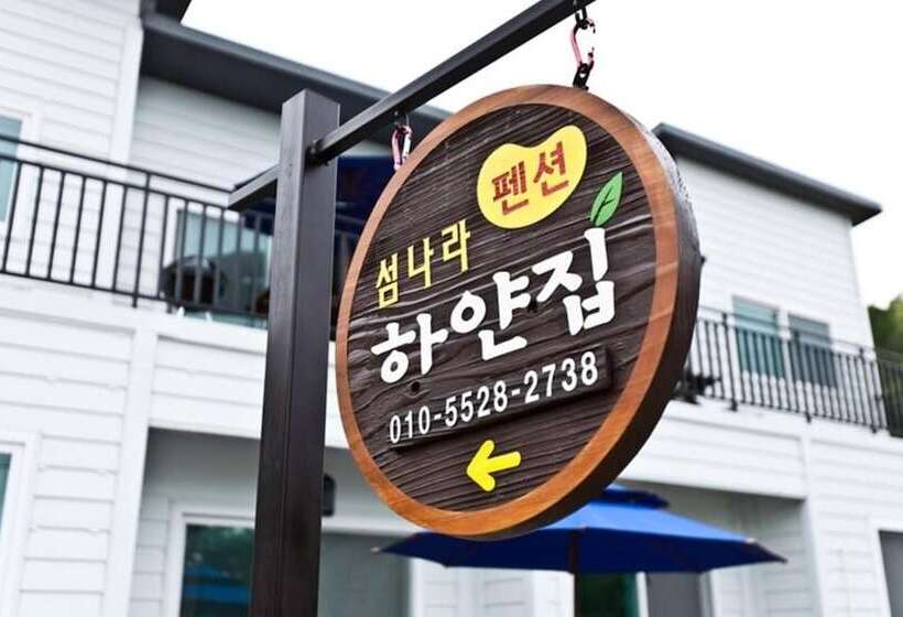 Namhae Seomnara Hayanjip Pension