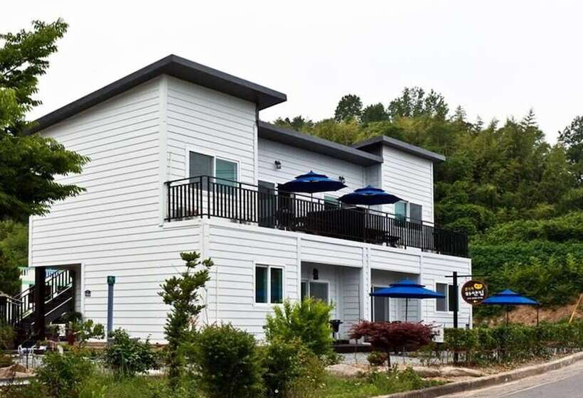 Namhae Seomnara Hayanjip Pension