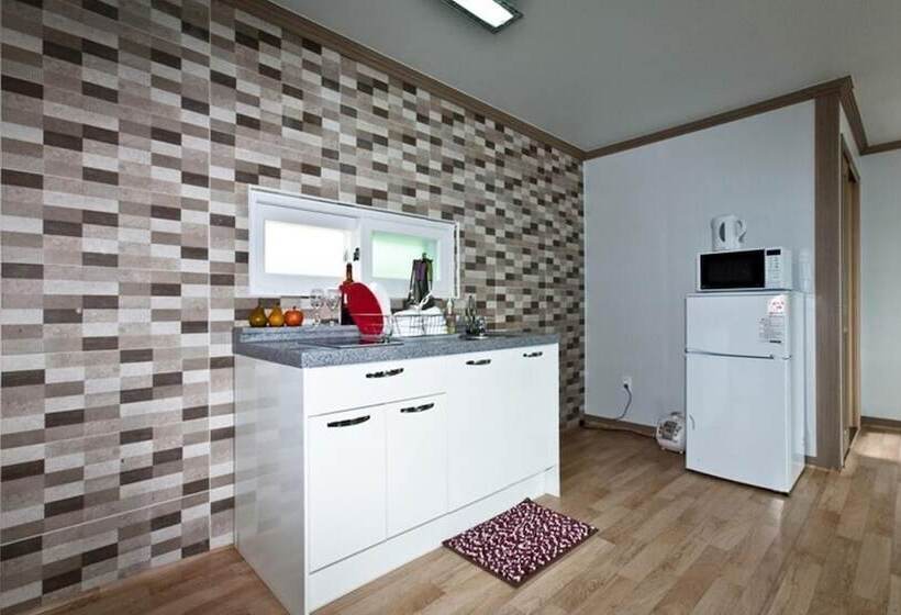 Namhae Seomnara Hayanjip Pension