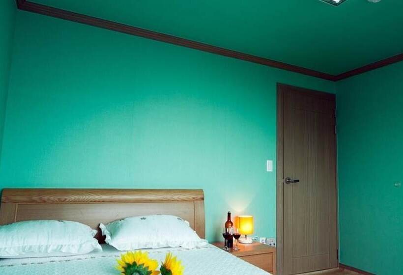 Namhae Seomnara Hayanjip Pension