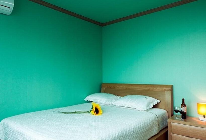 Namhae Seomnara Hayanjip Pension