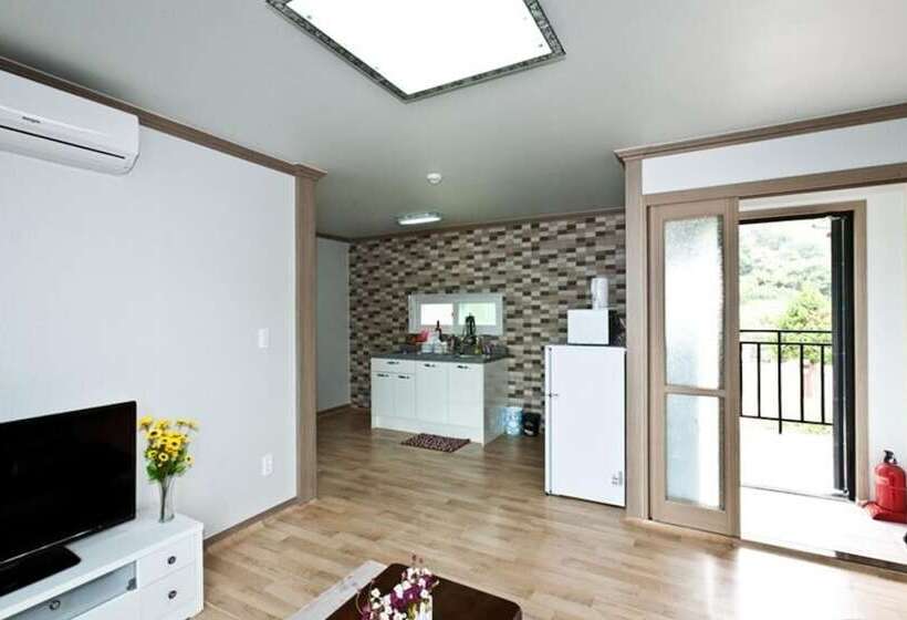 Namhae Seomnara Hayanjip Pension