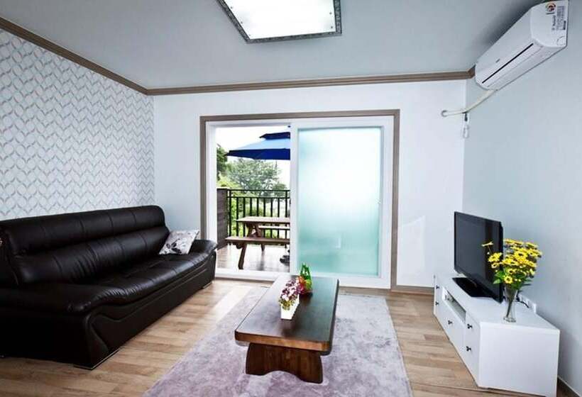 Namhae Seomnara Hayanjip Pension