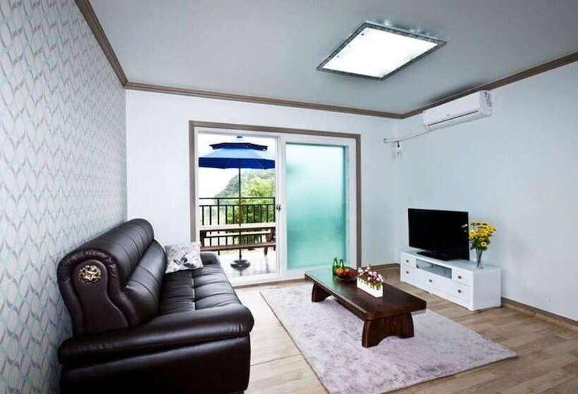 Namhae Seomnara Hayanjip Pension