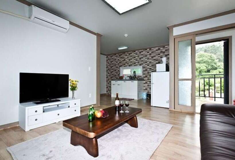 Namhae Seomnara Hayanjip Pension