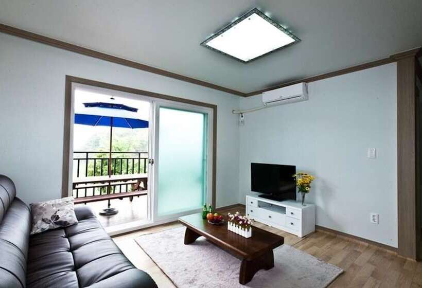 Namhae Seomnara Hayanjip Pension