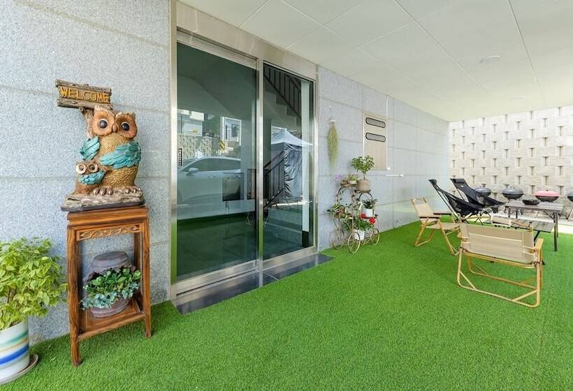 Nami Island Pig Dream Spa Pension