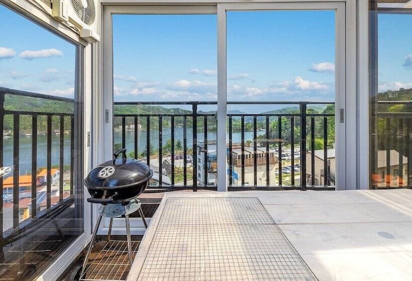 Nami Island Pig Dream Spa Pension